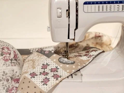 Focused shot of quilt stitching process. Intimate view of domestic machine .. Foto stock