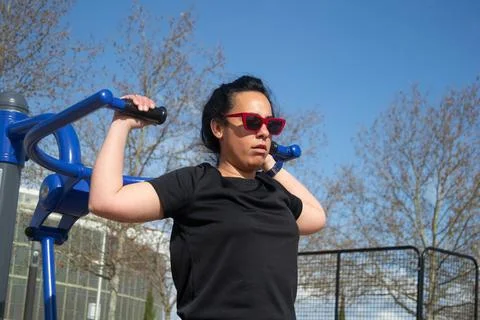 Focused on shoulder exercises Stock-Fotos