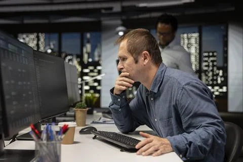 Focused startup engineer thinking how to leverage deep learning tech 库存照片