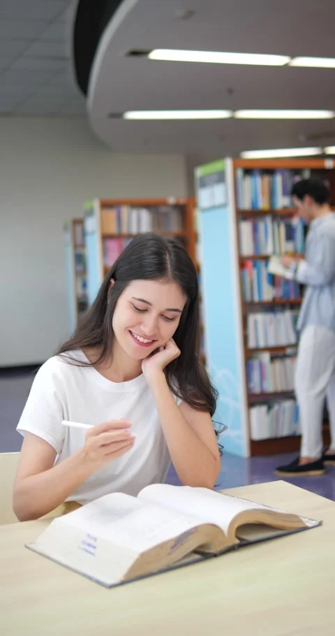 Focused Study in Library Vídeo Stock 332390054