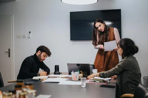 Focused team engaged in problem solving at strategic business meeting. Foto stock