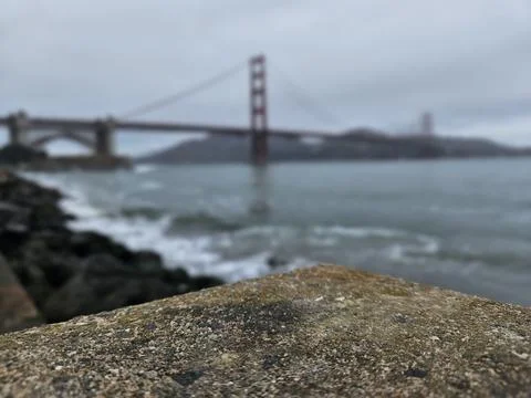 Focused View of a concrete block with a background of Golden Gate Bridge Foto stock