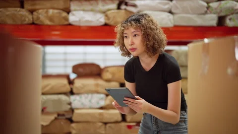 Focused Warehouse Worker Using Digital Tablet. 스톡 동영상 279409025