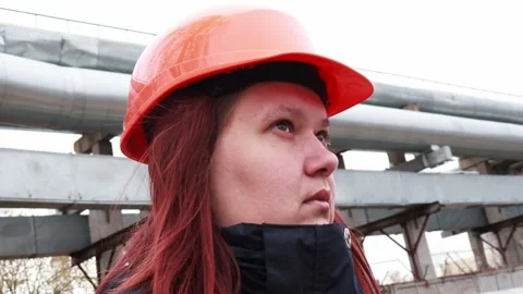 Focused worker in an industrial setting wearing safety gear Vídeos de archivo 295347403
