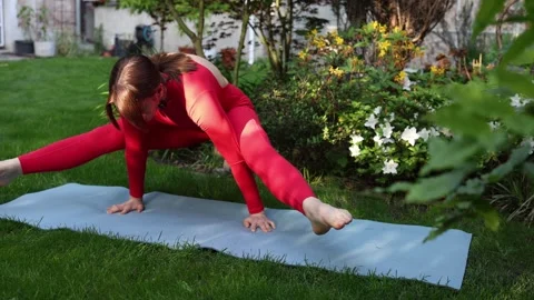 Focused yoga balance outdoors Vidéo 336781069