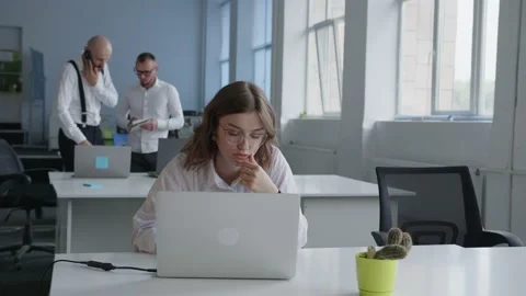 Focused young lady work with the computer Vídeo Stock 157236429
