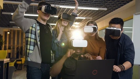 Focused young people in VR virtual reality glasses celebrating successful deal Video stock 113075110