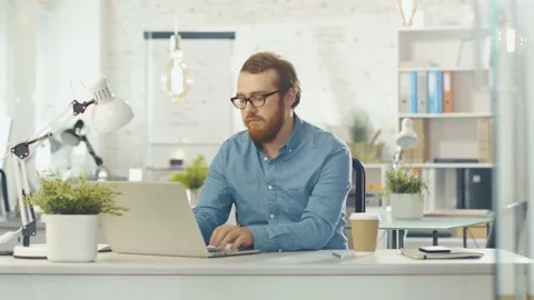 Focused Young Tech Guy Interrupts Typing on His Laptop, Folds His Hands. Vídeos de archivo 70622071