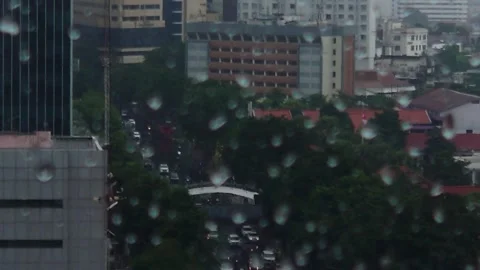 Focusing on the bustle of the city streets from the focus of rainwater Stock Footage 288547824