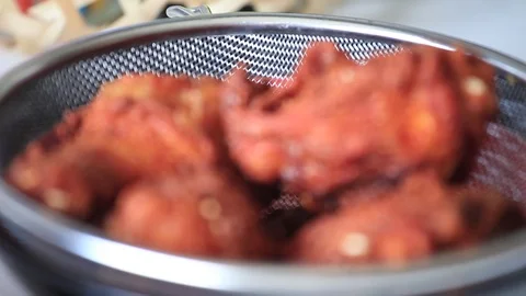 Focusing on deep fried chicken 库存影片 96230277