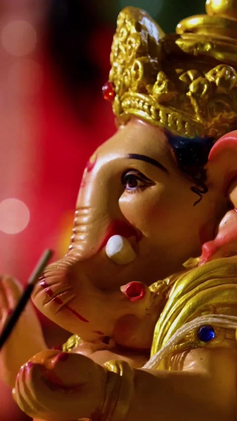 Focusing on Ganesh idol while Indian family prays with sweets thali Stock-Footage 342345984