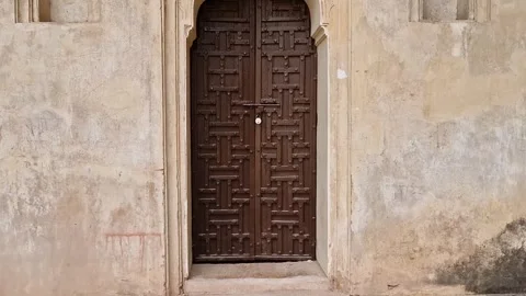Focusing on the lock of a old door in the courtyard of Jahangir Mahal, India. Stock Footage 280650158