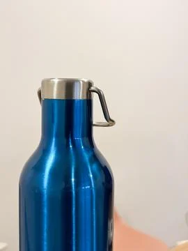 Focusing on the neck and cap of a reusable, insulated water bottle. Foto stock