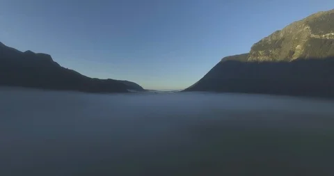 Fog amidst two rocky mountains Vidéo 95016355