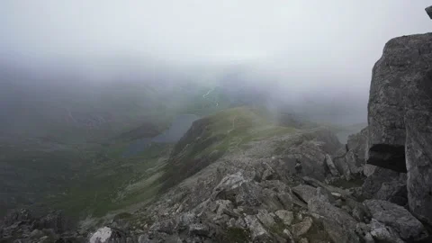 Fog and cloud descending into the Welsh valleys over Y Gribin in Snowdonia Video stock 139465085