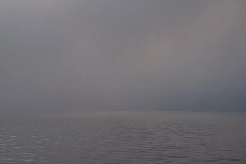 Fog and clouds hovering over the water. Foto stock