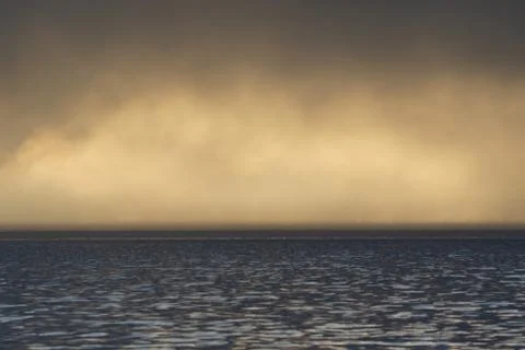 Fog and clouds hovering over the water. Foto stock