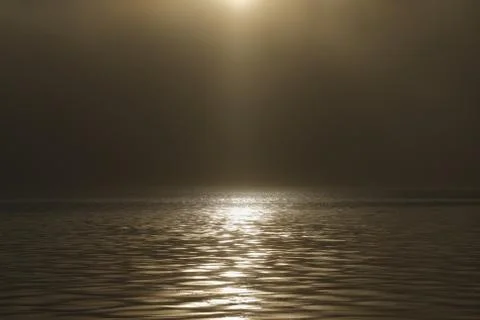 Fog and clouds hovering over the water. Foto stock