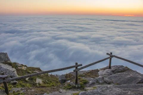 The fog around the mountain Foto stock