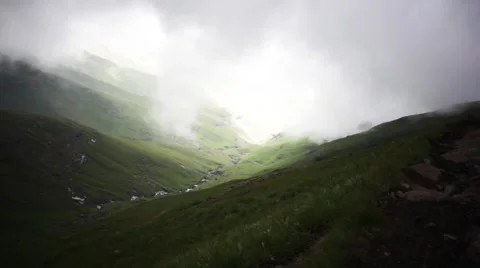 Fog clouds in a small valley Vídeo Stock 49844932
