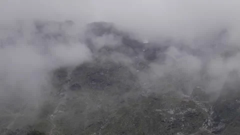 Fog covering mountain Stock Footage 327764192