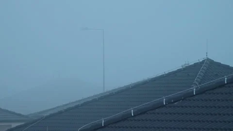 Fog descends on the rooftops Vídeo Stock 221615770