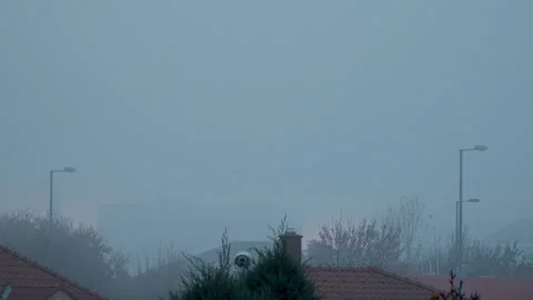 Fog descends on the town Vídeo Stock 221615999