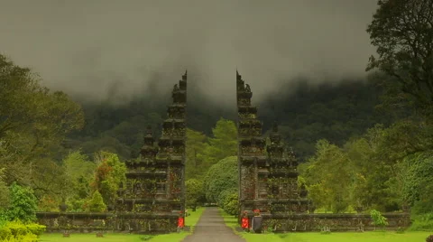 Fog flies over Buddhist temple Video stock 57113640