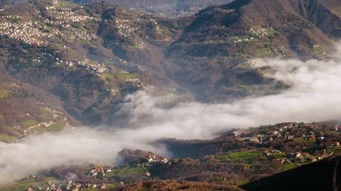 Fog flows above Mountain Town 库存影片 98500510