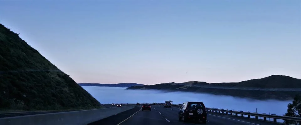 FOG GOING DOWN THE GRADE ON THE CENTRAL COAST Fotos Stock