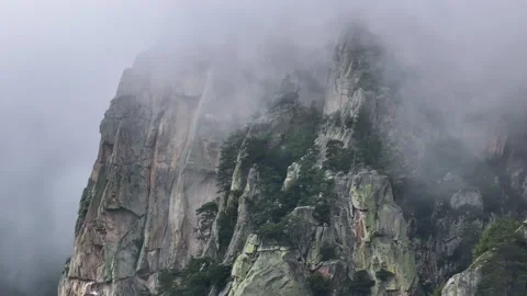 Fog gradually covers the peak of a mountain Stock Footage 289671073