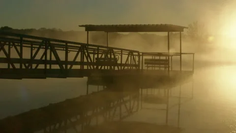 Fog on the lake 動画素材 323969022