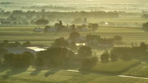 Fog, mist, and dew over rural farmland in USA during morning sunrise. Vidéo 252246879