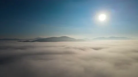 Fog in the mountains at sunrise Stock-Footage 171596773