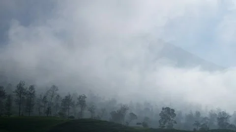The fog moved quickly to cover the volcano 库存影片 280375257