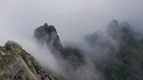 Fog moving fast over mountain peaks Video stock 300937688