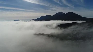 The fog is moving in the mountains Video stock 85893903