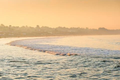 Fog oceanfront in the rays of the rising sun Foto stock