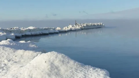 Fog over calm sea in cold winter day Stock-Footage 148528443