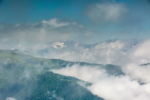Fog over the forest in the mountains. Vídeo Stock 52573983