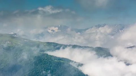 Fog over the forest in the mountains. 스톡 동영상 52574127