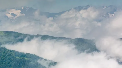 Fog over the forest in the mountains. Видео 52574209