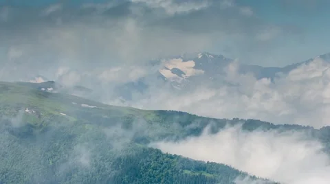 Fog over the forest in the mountains. Stock-Footage 52574277