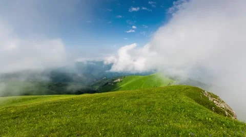Fog over the forest in the mountains. Stock-Footage 52578443