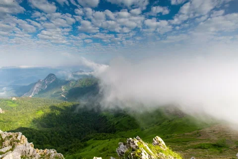 Fog over the forest in the mountains. Vídeo Stock 52581220