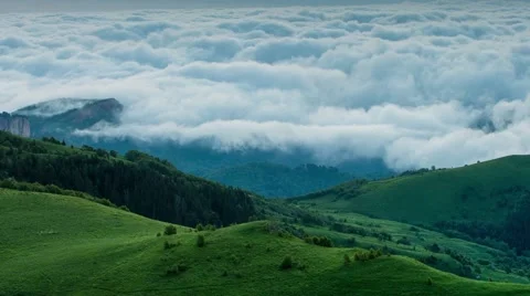 Fog over the forest in the mountains. Vídeo Stock 52584856