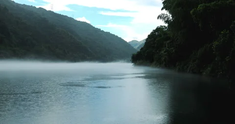 Fog overflowed the Xiaodong River Vídeos de archivo 295584593