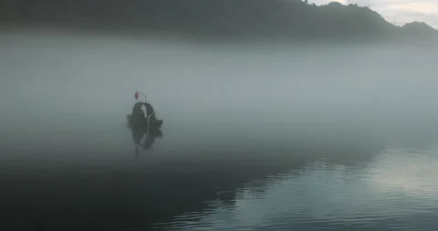Fog overflowed the Xiaodong River 스톡 동영상 295592314