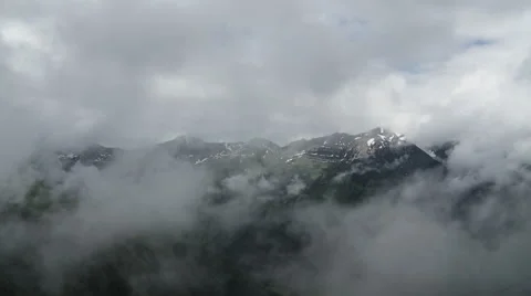 Fog pulls over mountains Stock Footage 58647161