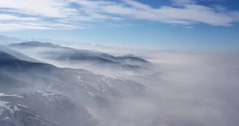 Fog rises on the slopes of the mountains. Video stock 159700472